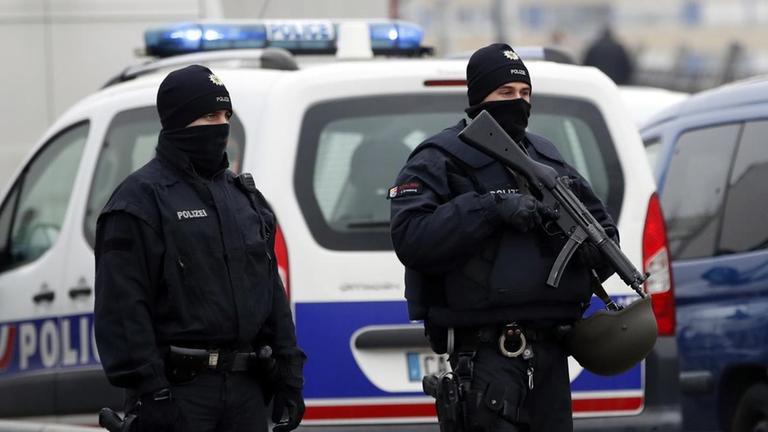 12.12.2018, Frankreich, Straßburg: Deutsche Polizisten stehen an der deutsch-französischen Grenze nach einem Anschlag auf dem Weihnachtsmarkt in Straßburg.