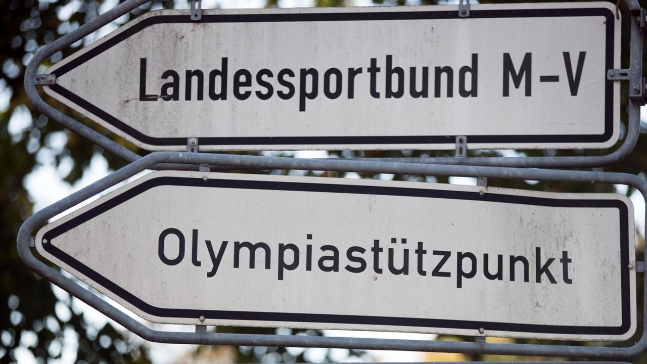 Wegweiser zu Olympiastützpunkt in Mecklenburg-Vorpommern. Wegweiser zu Olympiastützpunkt in Mecklenburg-Vorpommern.
