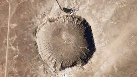 Der am besten erhaltene Meteoritenkrater ist der von Arizona, der 1200 Meter Durchmesser hat und erst etwa 50.000 Jahre alt ist (USGS)