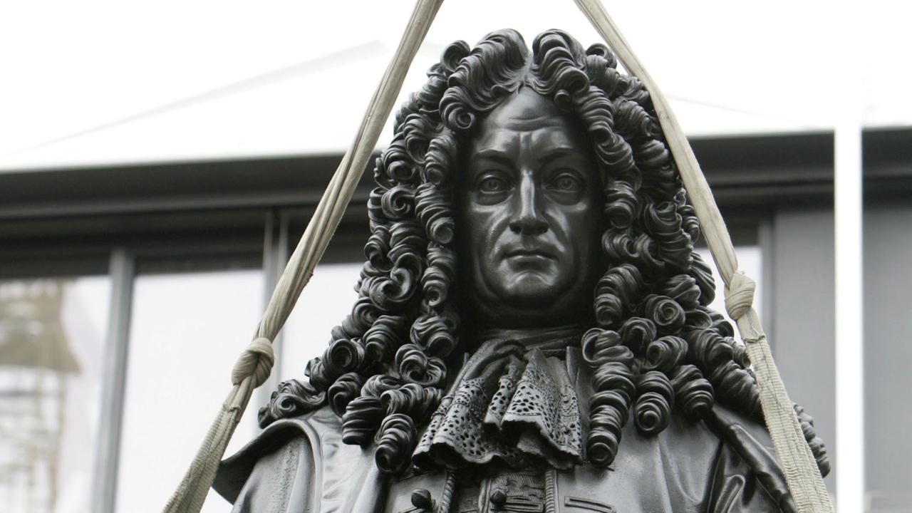 Eine Statue von Gottfried Wilhelm Leibniz auf dem Innenhof des Campus der Universität Leipzig