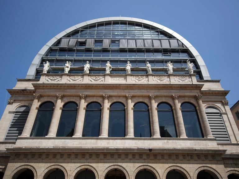 Die heutige Opera Nouvel in Lyon wurde nach dem französichen Architekten Jean Nouvel benannt, der auf ein altes Operngebäude aus dem Jahr 1756 ein tonnenfömiges Obergeschoss zwischen 1985 und 1993 setzte. Sie beherbergt die Nationaloper von Lyon.