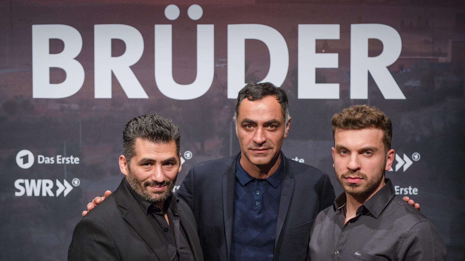 Der Regisseur Züli Aladag mit seinen Hauptdarstellern Tamer Yigit (l) und Edin Hasanovic (r)