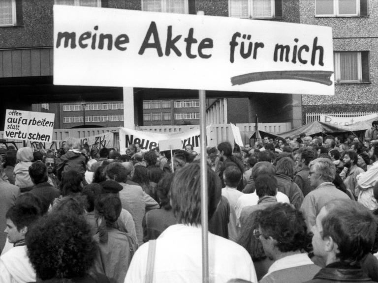 Am 5. September 1990 demonstrieren Bürger für eine Einsicht in ihre Stasiakten.