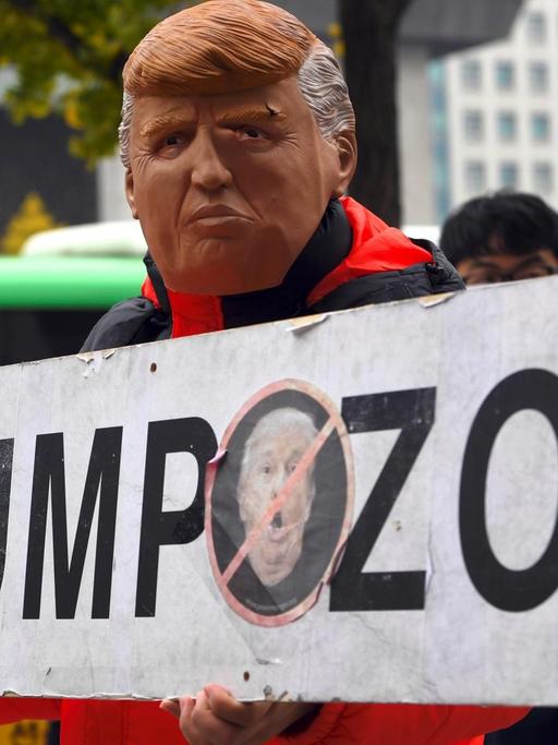 Ein südkoreanischer Demonstrant hält ein Transparent mit der Aufschrift "No Trump Zone" hoch.