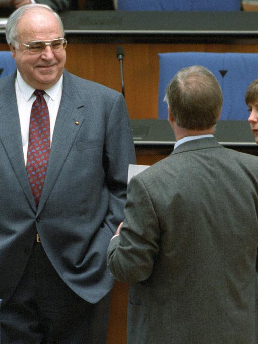 Beindruckende Macht- und Körperfülle: Bundeskanzler Helmut Kohl (CDU, links) 1995 im Deutschen Bundestag. Rechts steht die damalige Umweltministerin Angela Merkel.