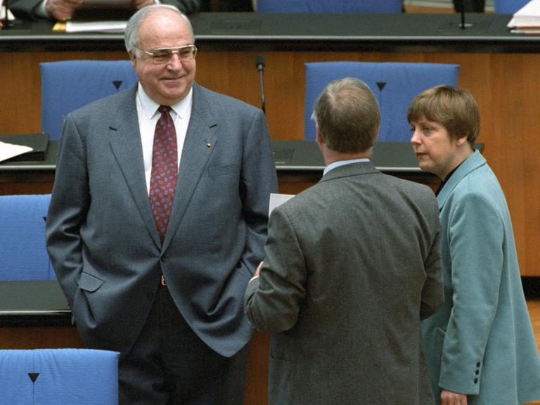 Beindruckende Macht- und Körperfülle: Bundeskanzler Helmut Kohl (CDU, links) 1995 im Deutschen Bundestag. Rechts steht die damalige Umweltministerin Angela Merkel.