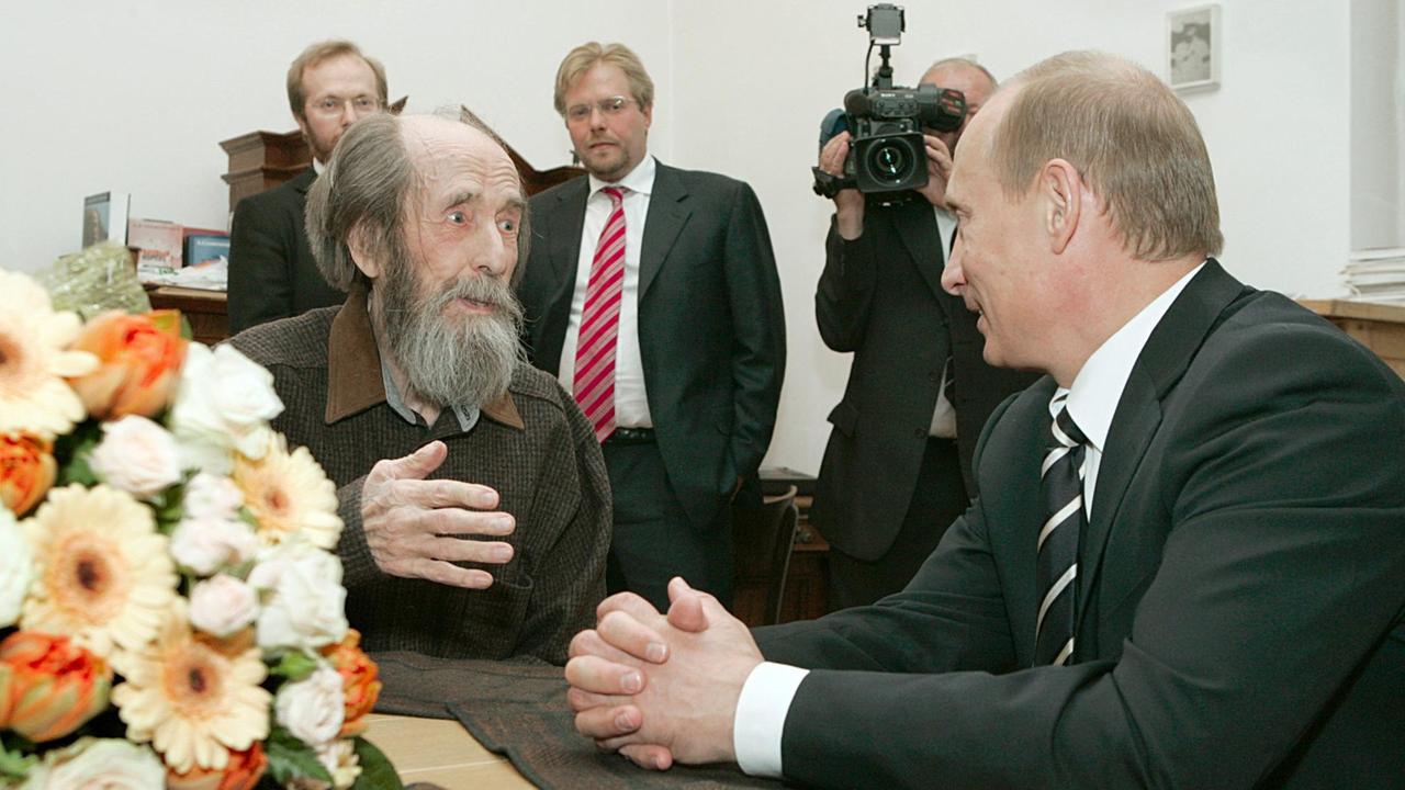 Russlands Präsident Putin gratuliert dem Schriftsteller Alexander Solschenizyn zum russischen Staatspreis.