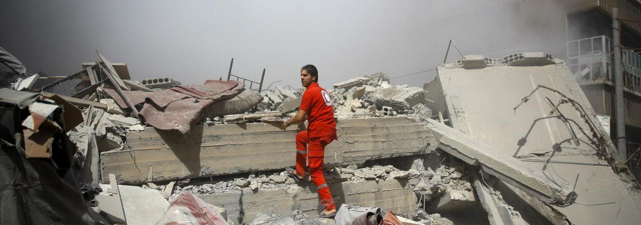 Ein Helfer des Roten Halbmondes in den Trümmern in Duma, nahe Damaskus, im August 2015.