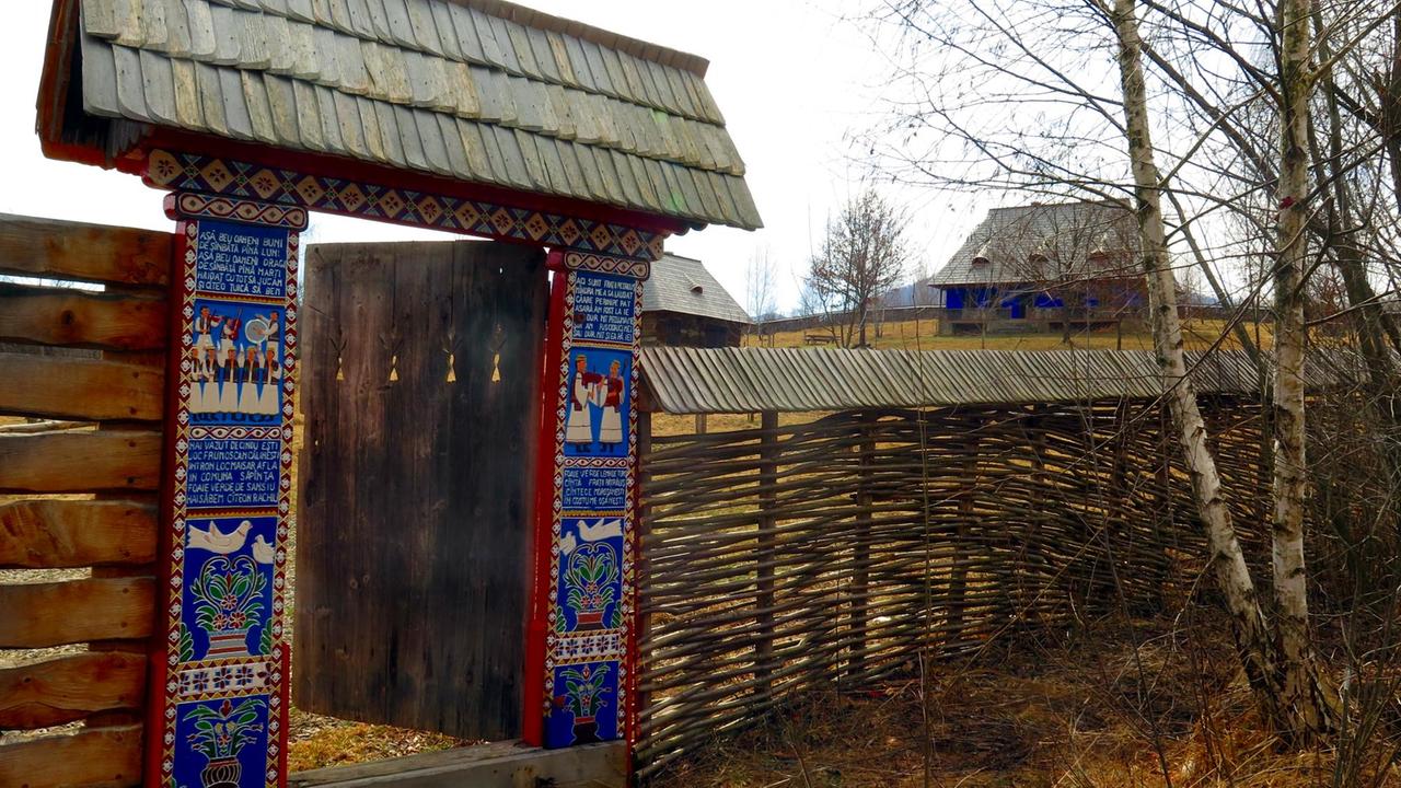 Traditionelles Holztor in einem Karpatendorf