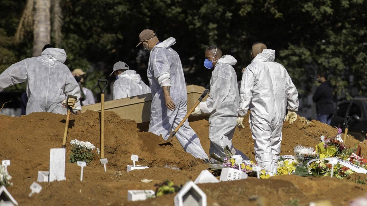 Das Foto zeigt einen Friedhof im Osten von Sao Paulo/Brasilien, auf dem Massenbegräbnisse wegen der Coronakrise stattfinden.