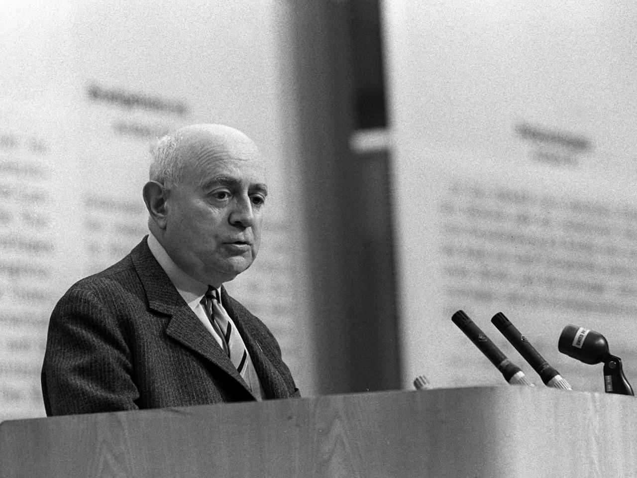 Der Soziologie-Professor Theodor Adorno am 28.05.1968 während eines Vortrags im Großen Sendesaal des Hessischen Rundfunks in Frankfurt am Main.