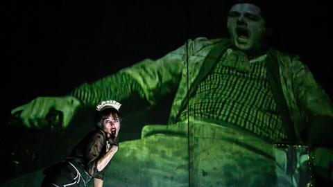 Daniela Keckeis (v.) und Felix Axel Preißler (Projektion) in "Der Reigen oder Vivre sa vie" am Leipziger Schauspiel