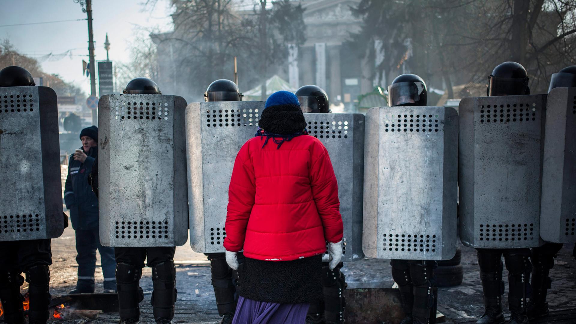 Der Armee entgegentreten: Eine Demonstrantin in Kiew Ende Januar