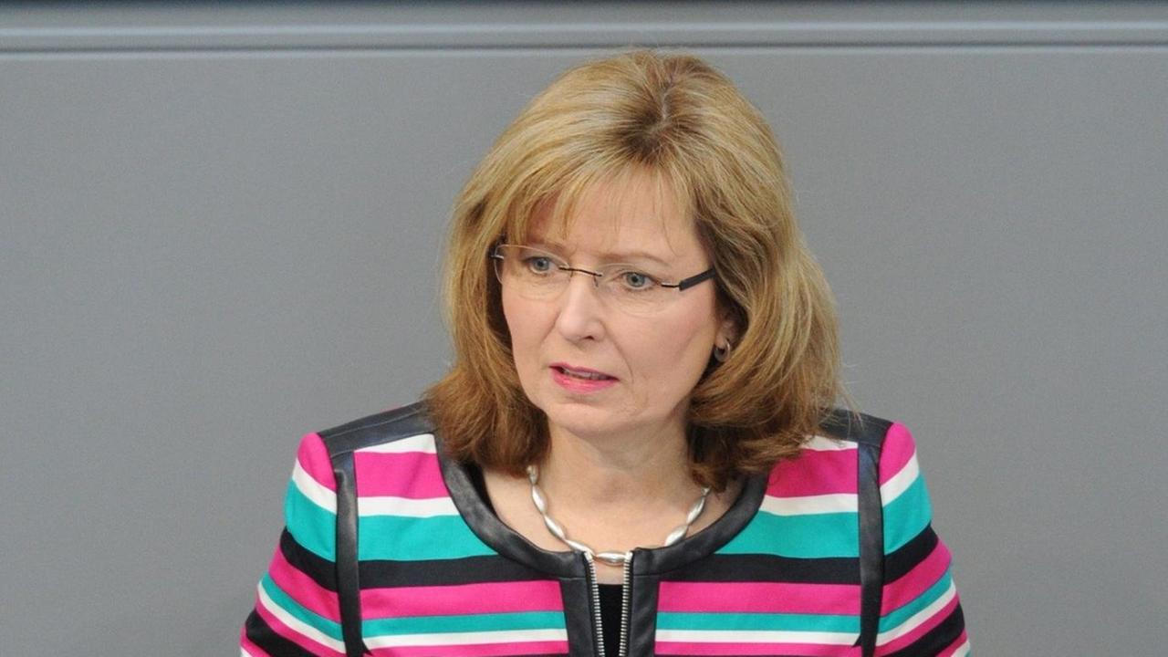 Die SPD-Bundestagsabgeordnete Petra Hinz 2015 im Parlament