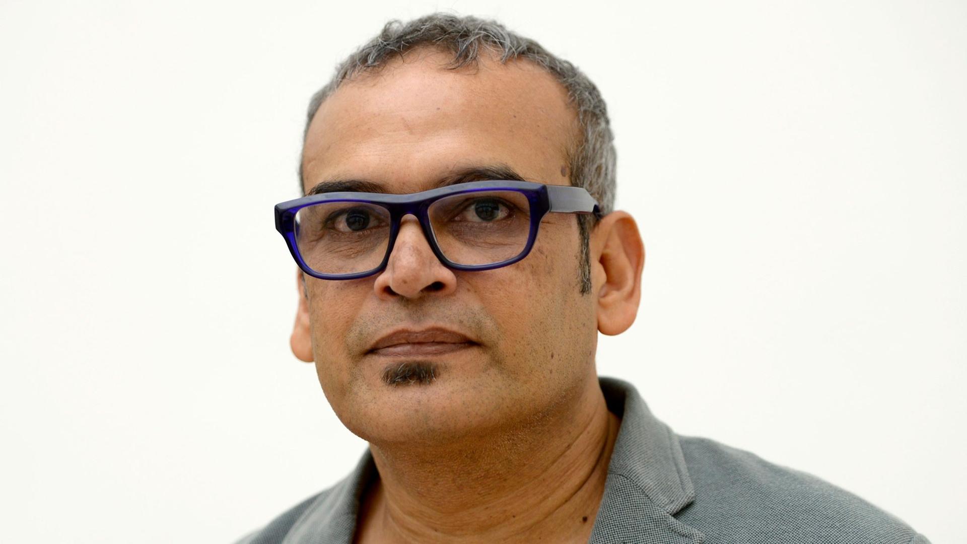 Der indische Künstler Subodh Gupta bei der Eröffnung seiner Ausstellung in Frankfurt am Main