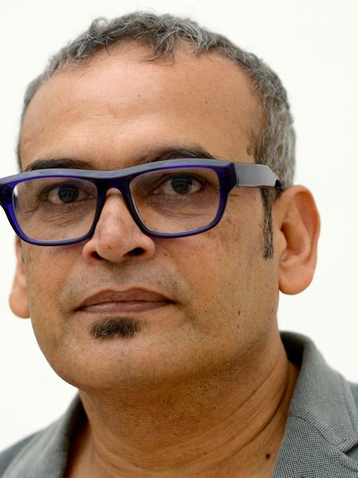 Der indische Künstler Subodh Gupta bei der Eröffnung seiner Ausstellung in Frankfurt am Main