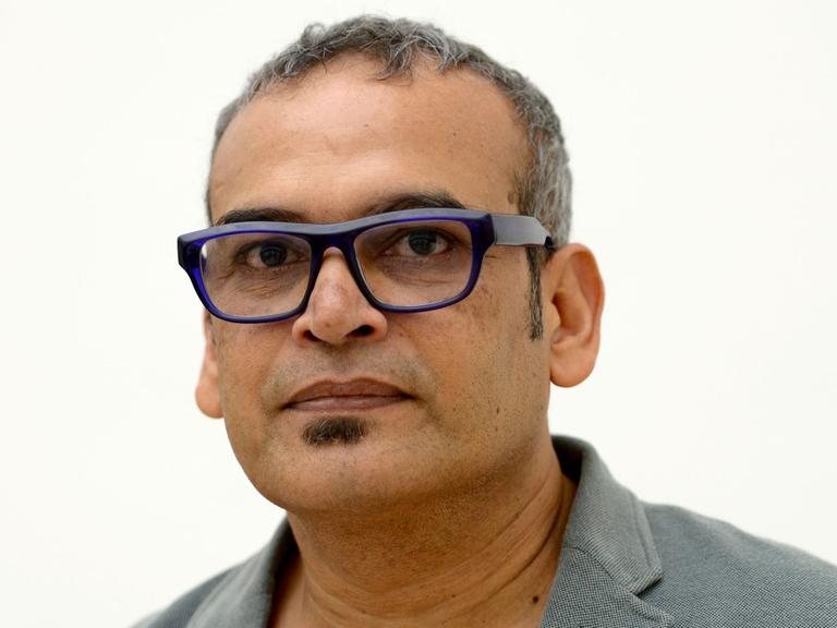 Der indische Künstler Subodh Gupta bei der Eröffnung seiner Ausstellung in Frankfurt am Main