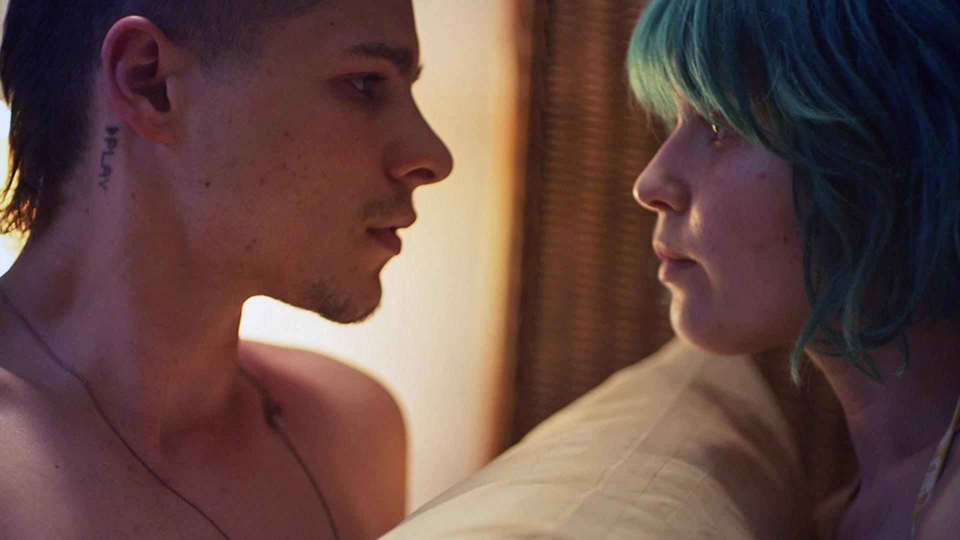 Die Schauspieler Toby Wallace und Eliza Scanlen im Film "Milla Meets Moses" von Regisseurin Shannon Murphy. Zwei junge Menschen schauen sich in die Augen.