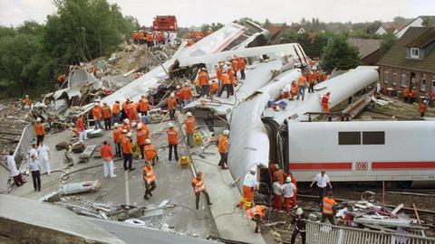 An einer durch einen Intercity-Zug total zerstörten Straßenbrücke in Eschede liegen am 3.6.1998 die verunglückten Waggons kreuz und quer.