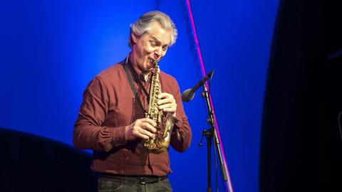 Der norwegische Musiker Jan Garbarek spielt auf einem Saxophon.