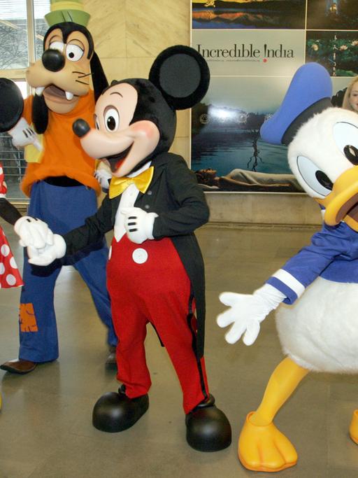 Disneyfiguren albern herum - der Konzern sparte offenbar in Luxemburg Steuern