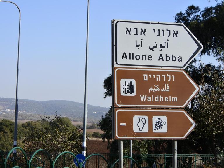 Hinweisschilder zur Siedlung Waldheim, gegründet von der deutschen-evangelsichen Gemeinde Haifa