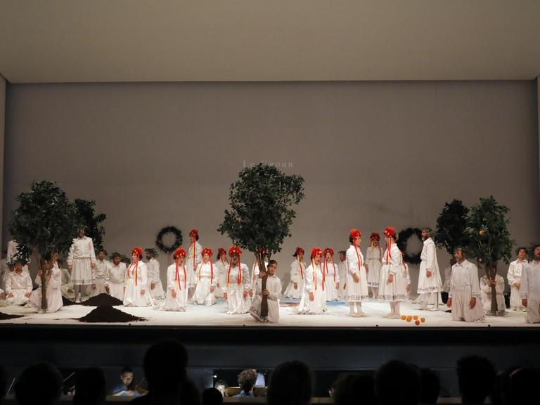 Eine Szene aus Romeo Castelluccis "Requiem" beim Festival d'Aix-en-Provence 2019