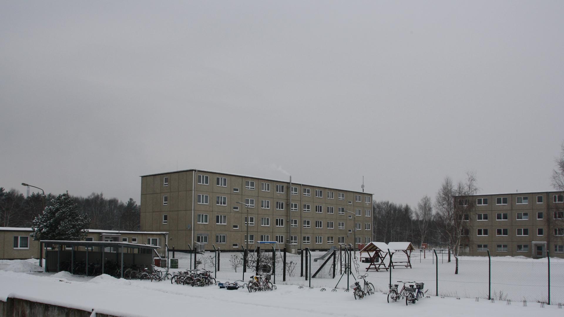 Der graue Gefängniskomplex außen in winterlicher Kulisse