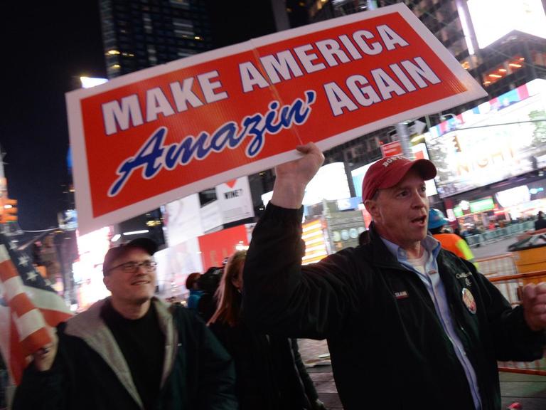 Trump-Anhänger in Siegeslaune auf dem Times Square in New York