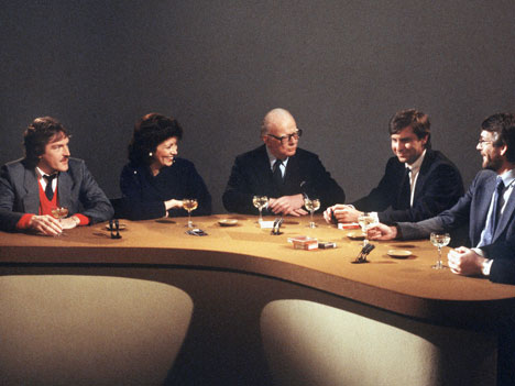 Moderator Werner Höfer (Mitte) und die Gäste der 35-jährigen Jubiläumsendung seiner ARD-Diskussionsrunde "Internationaler Frühschoppen" 1987