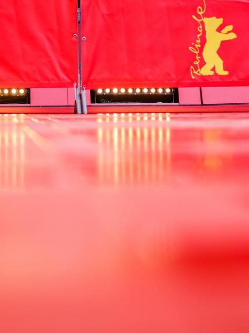 Barrieren mit dem Aufdruck der Berlinale-Bären stehen auf einem leeren, roten Teppich.