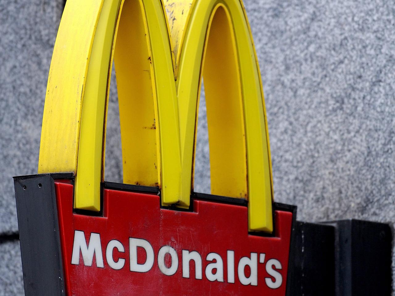 Ein McDonald's-Schild in New York