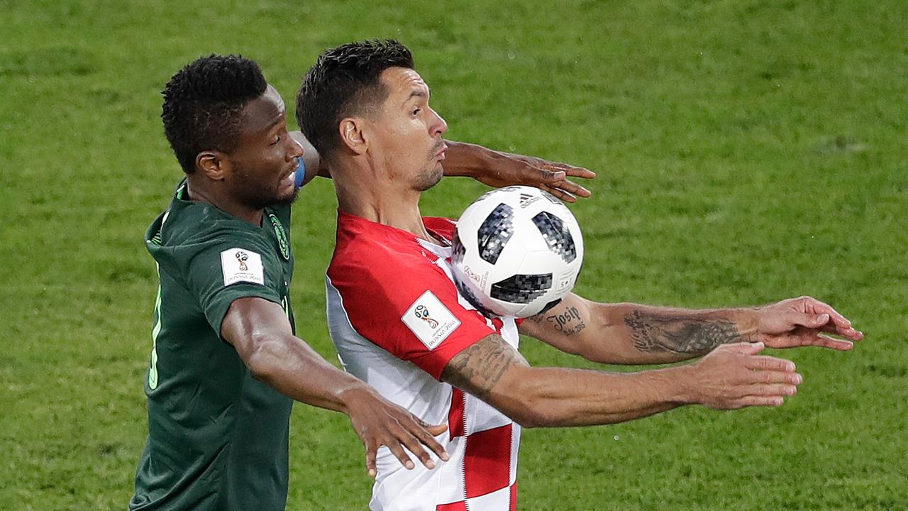 Das Bild zeigt eine Szene der Fußball-WM-Vorrunden-Begegnung Kroatien gegen Nigeria im Kaliningrad Stadion. Kroatiens Ivan Strinic und Nigerias John Obi Mikel kämpfen um den Ball, der in Brusthöhe auf sie zugeflogen kam.