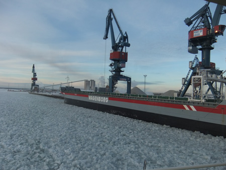 Ein im Hafen von Luleå festgefrorener Chemietanker