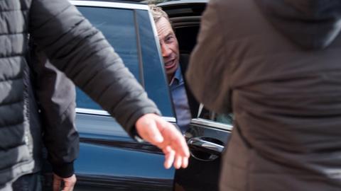 AfD-Mitbegründer Bernd Lucke verlässt nach einer Vorlesung an der Universität Hamburg das Gelände.