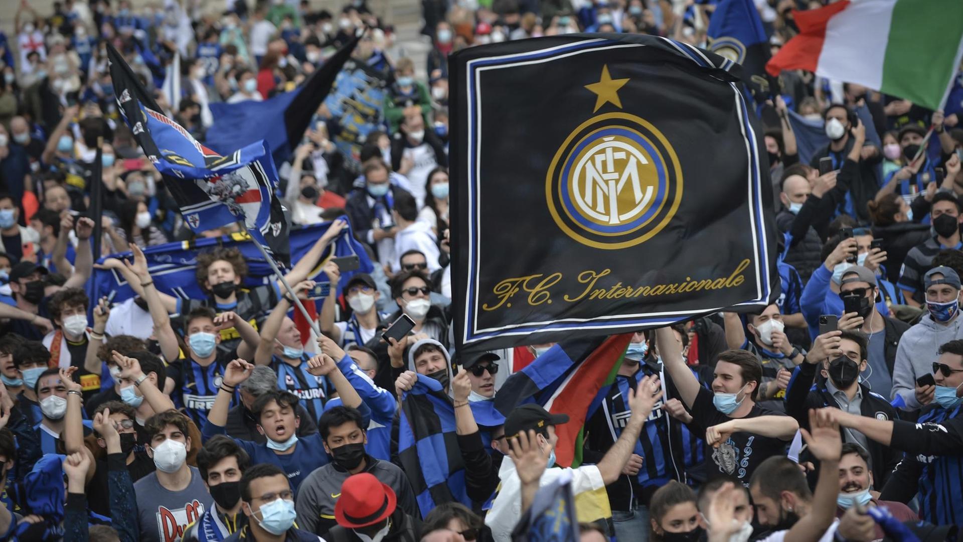 Fans von Inter Mailand feiern auf der Piazza Duomo, nachdem Inter Mailand vorzeitiger Serie-A-Meister geworden ist.