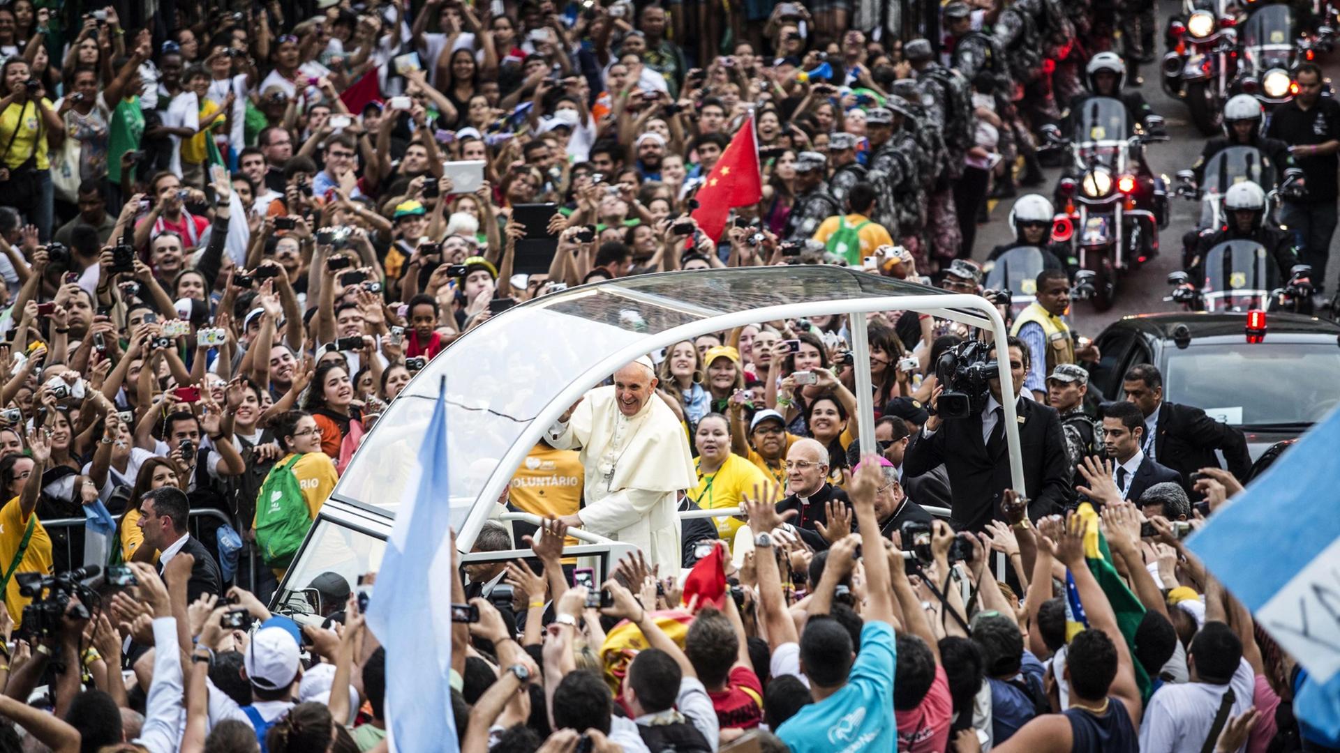 Pope Francis (c) greets hundreds of pilgrims from his popemovil at a street in Rio de Janeiro, Brazil, 22 July 2013. The pope visits Brazil to take part in the week-long World Youth Day festival that will take place from 22 to 28 July. The pontiff leaves Pope Francis (c) greets hundreds of pilgrims from his popemovil at a street in Rio de Janeiro, Brazil, 22 July 2013. The pope visits Brazil to take part in the week-long World Youth Day festival that will take place from 22 to 28 July. The pontiff leaves