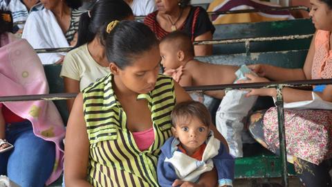 Der kleine Isaai Camacho (v.r.) wartet mit seiner Mutter am 20.06.2016 am Kinderkrankenhaus «Jorge Lizarraga» der Stadt Valencia in Venezuela (Südamerika) auf eine Behandlung.