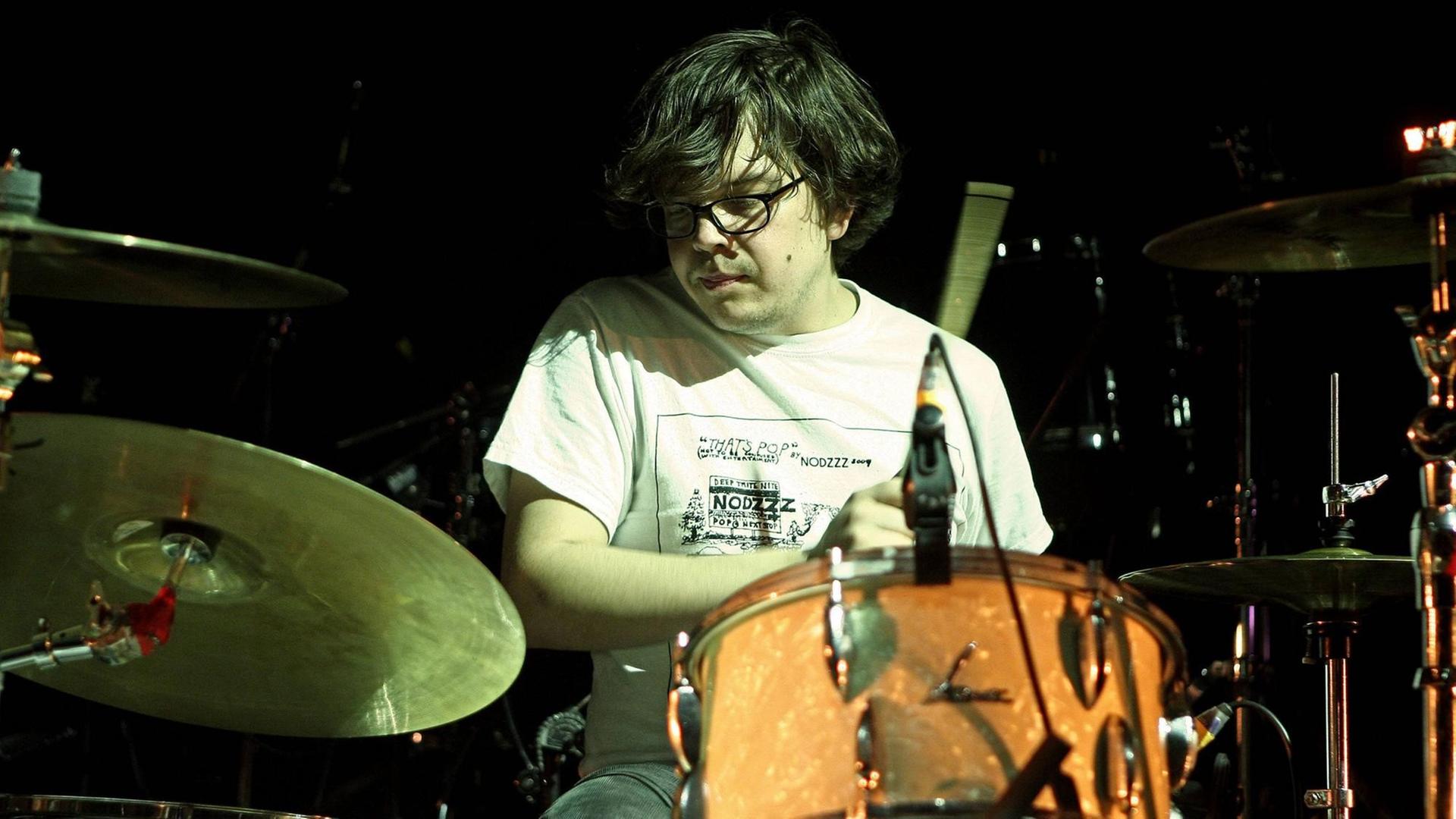 Schlagzeuger Rasmus Engler ( GER / Herrenmagazin ) während eines Konzertes am 29.10.2010 im Haus Auensee Leipzig.