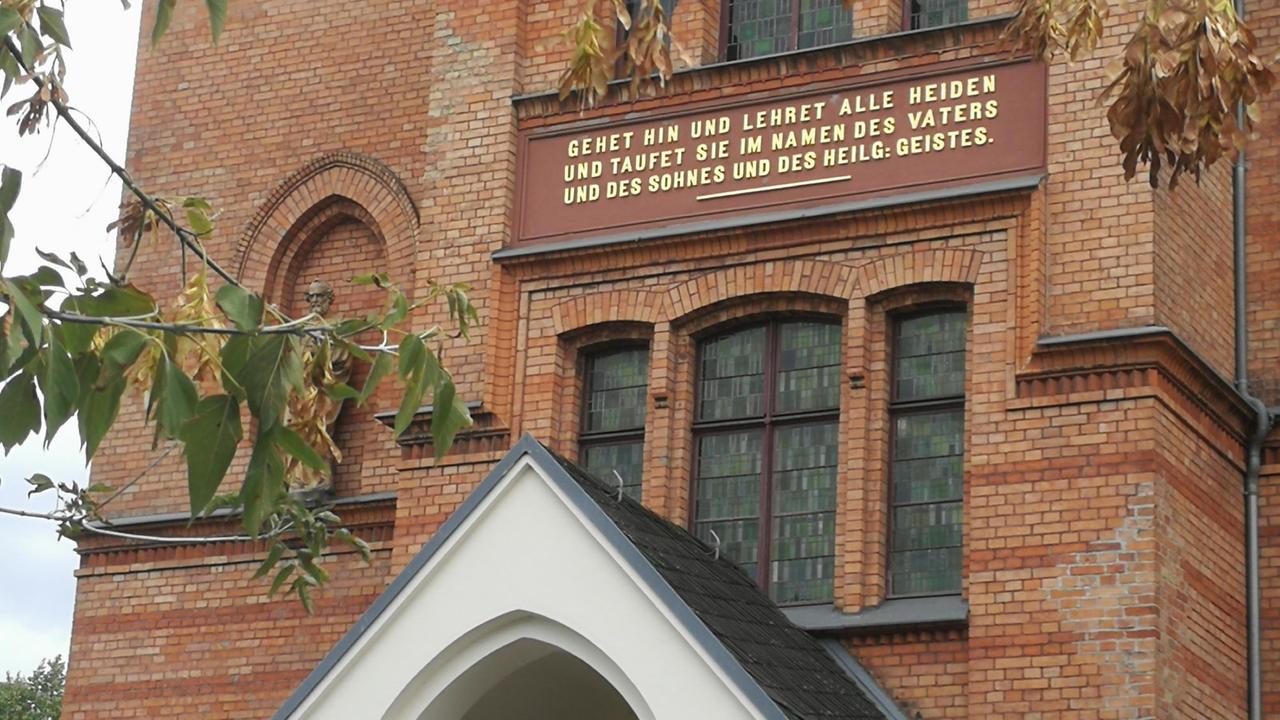 "Lehret alle Heiden" steht auf der Backstein-Fassade des Berliner Missionswerks