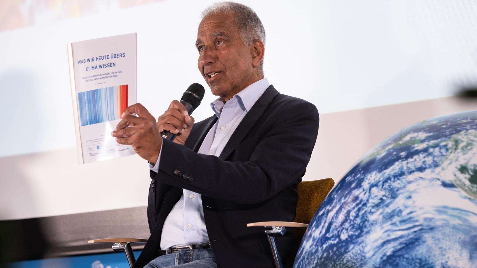 Der Vorsitzende des Deutschen Klimakorsortiums, Prof. Mojib Latif spricht auf einer Pressekonferenz zum 10. ExtremWetterKongress. Die Wissenschaftler stellen den aktuellen Stand der Klimaforschung vor dem Hintergrund der Veränderungen extremer Wetterphänomene vor und ordnen auch aktuelle Ereignisse ein. Alle drei Jahre findet in der Hansestadt der Kongress mit Fachausstellung zum Thema Extremwetter im Klimawandel statt.