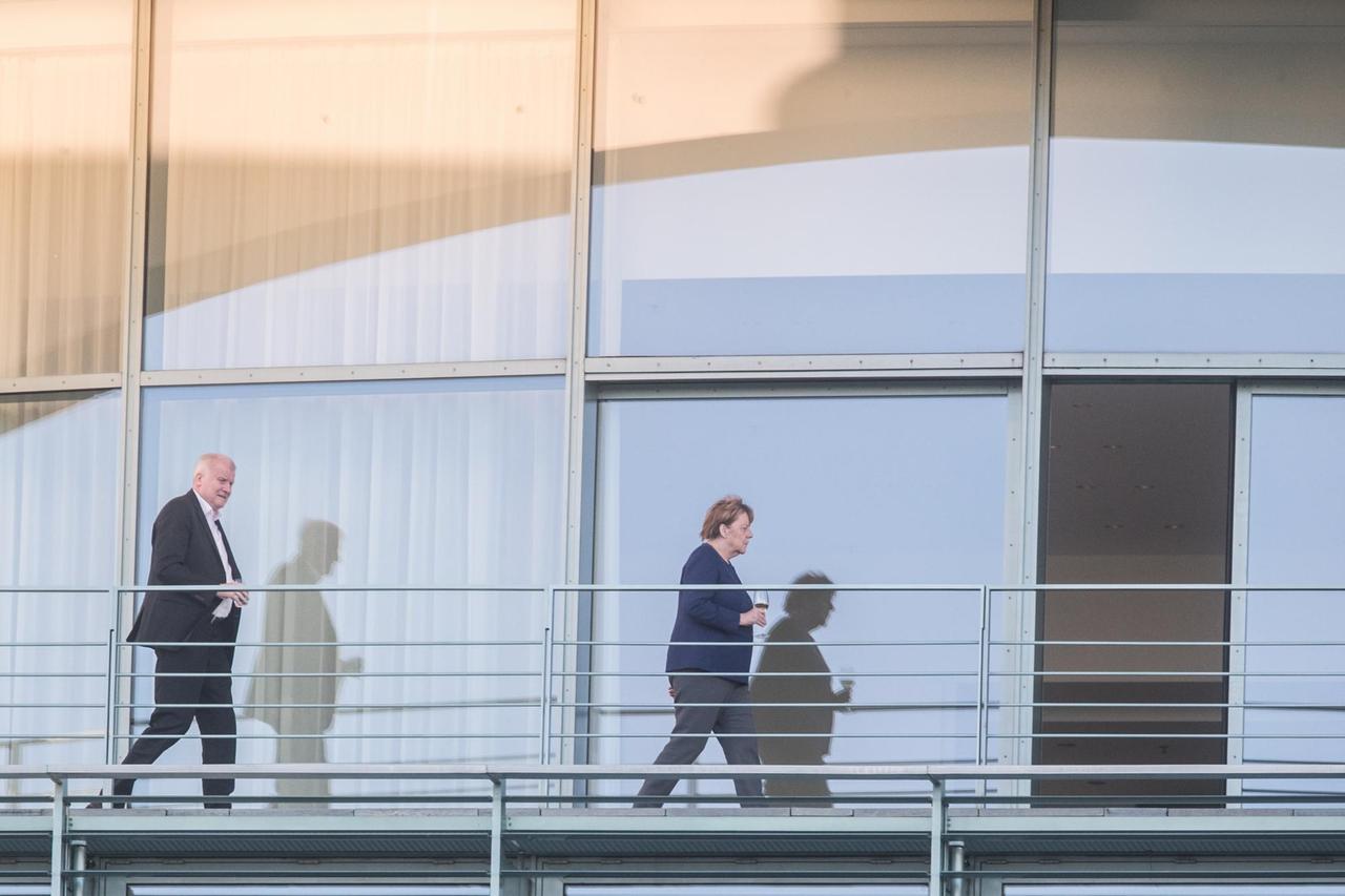 Bundeskanzlerin Angela Merkel geht auf einem Balkon des Bundeskanzleramts vor Horst Seehofer, Bundesminister für Inneres, Heimat und Bau, Vorsitzender der Christlich Sozialen Union (CSU). 