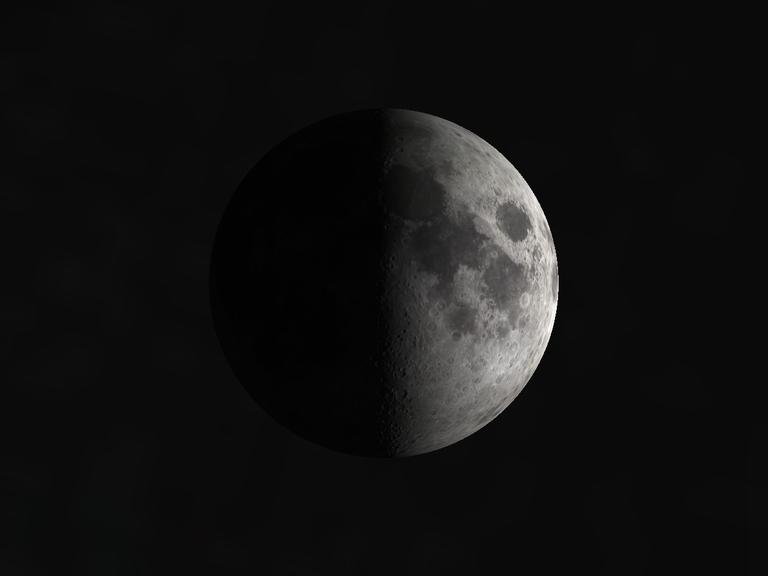 Wenn der Halbmond im Süden steht, ist die Sonne oft schon untergegangen; trotzdem verläuft die Licht-Schatten-Grenze auf dem Mond senkrecht, so dass das Licht nicht wirklich von der Sonne zu kommen scheint