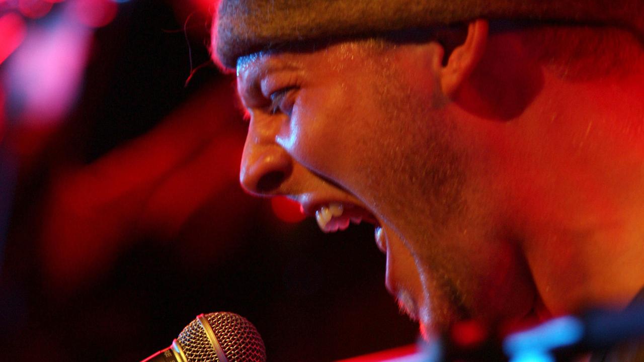 Der Musiker und Sänger Danjal a Neystabö von den Faröer Inseln bei einem Konzert
