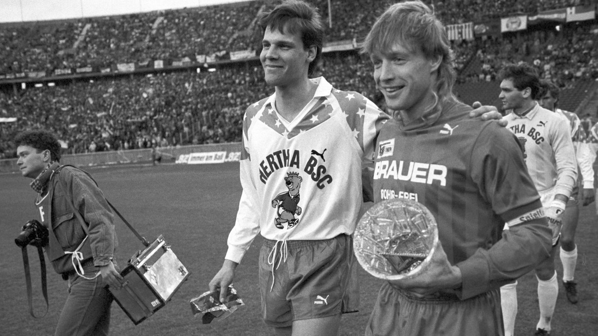 Einlauf der Mannschaften vor Beginn des innerstädtischen "Fußball-Gipfels" zwischen Hertha BSC und Union Berlin am 27.01.1990 im Olympiastadion in Berlin. Hertha gewann 2:1. | Verwendung weltweit