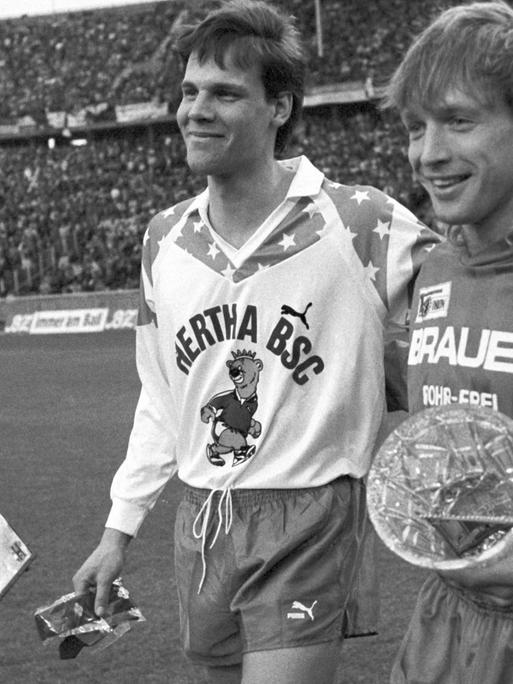 Einlauf der Mannschaften vor Beginn des innerstädtischen "Fußball-Gipfels" zwischen Hertha BSC und Union Berlin am 27.01.1990 im Olympiastadion in Berlin. Hertha gewann 2:1. | Verwendung weltweit