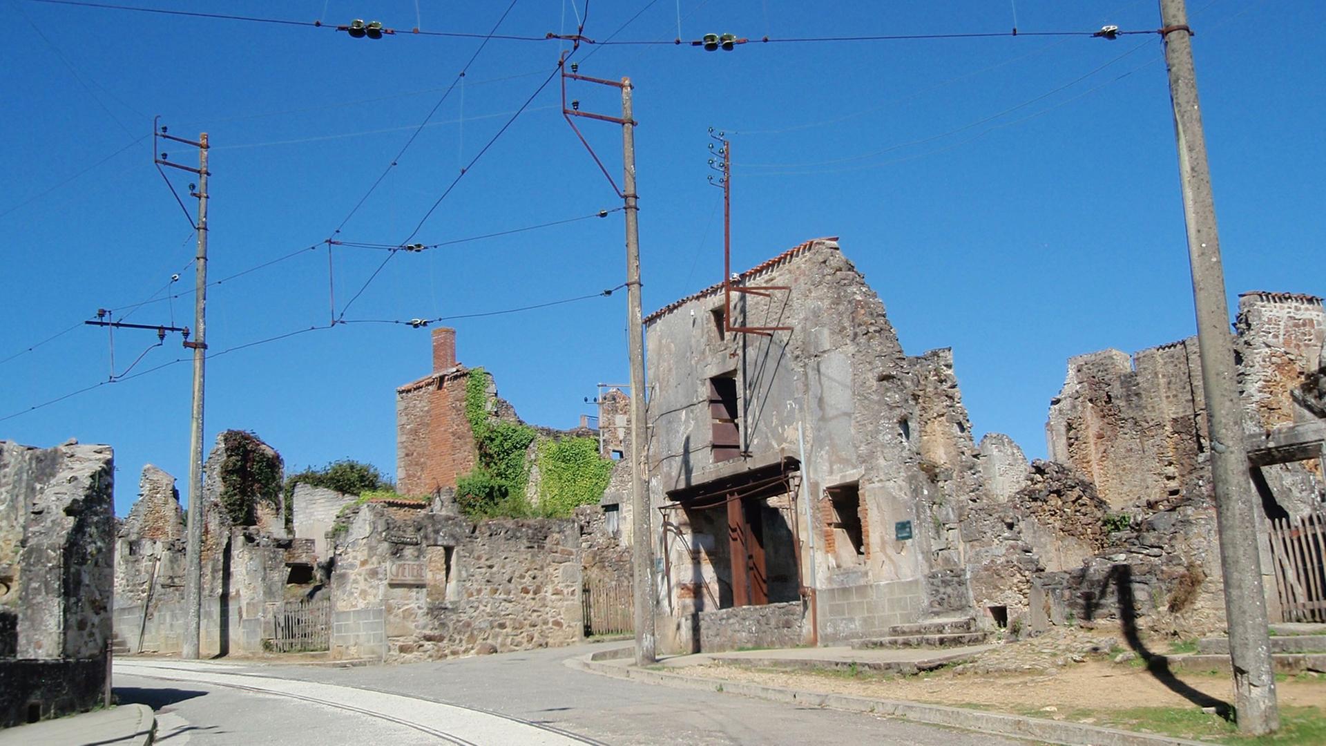 Das französische Ruinendorf Oradour-sur-Glane war 1944 Schauplatz eines Kriegsverbrechens der Waffen-SS, bei dem der komplette Ort zerstört und fast alle seine Einwohner ermordet wurden.