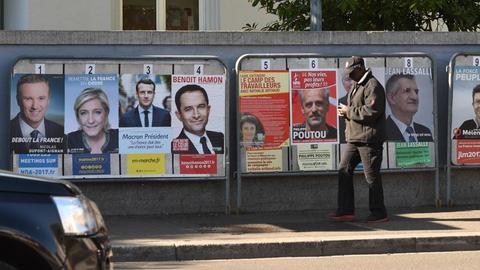 Wahlkampfplakate der elf franzöischen Präsidentschaftskantidaten im elsässischen Mulhouse.