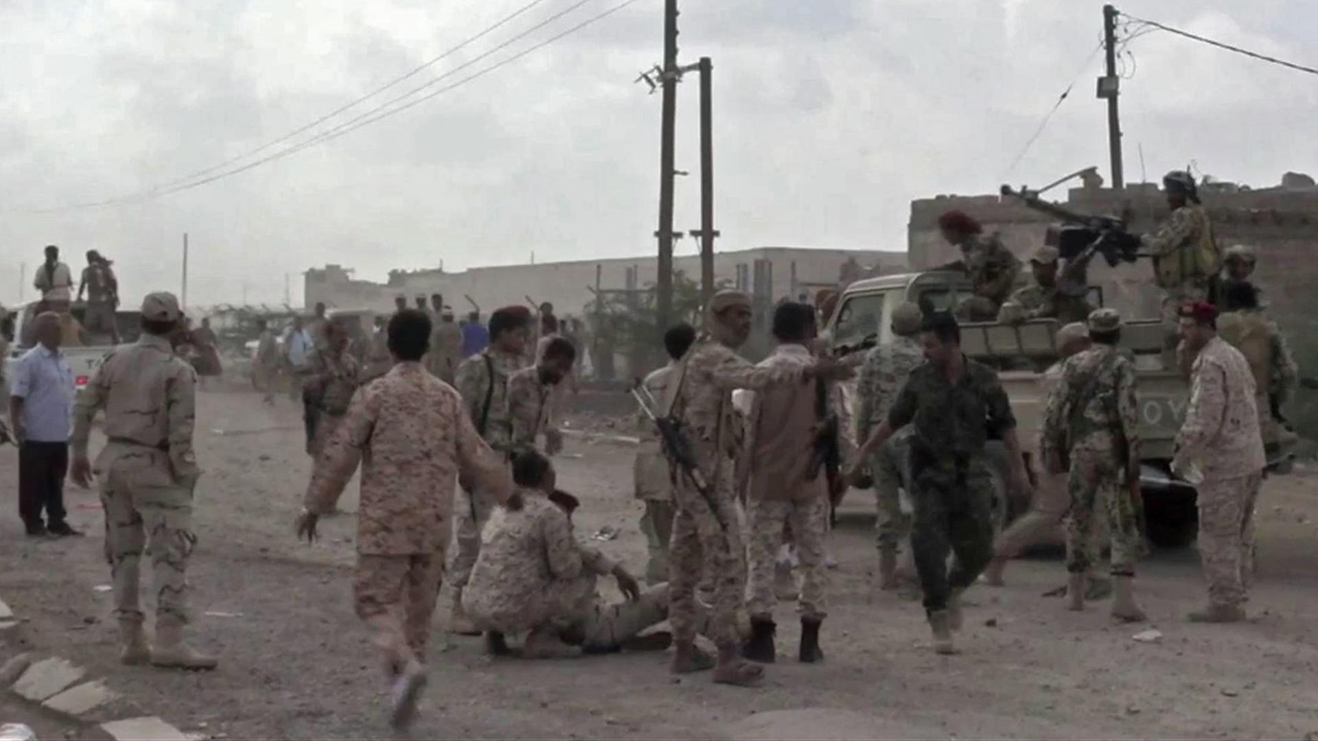 Das Foto aus einem Video zeigt die Situation nach einem Drohnen-Angriff der Huthi-Rebellen auf eine Militärparade an einem Luftwaffenstützpunkt der Armee in der Nähe der jemenitischen Stadt Aden.