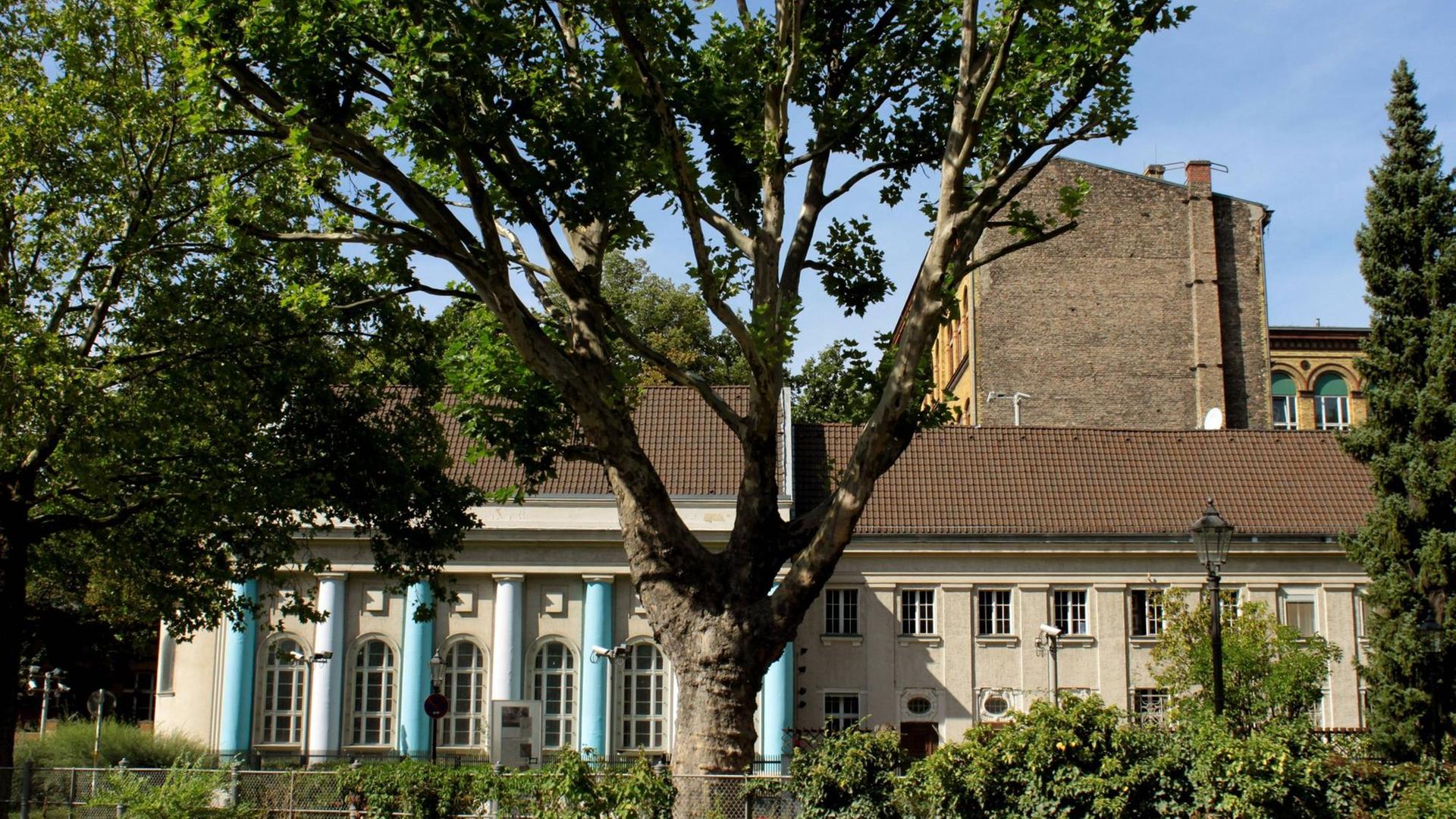 Das Restgebäude der jüdischen Synagoge am Fraenkelufer nahe dem Landwehrkanal in Berlin